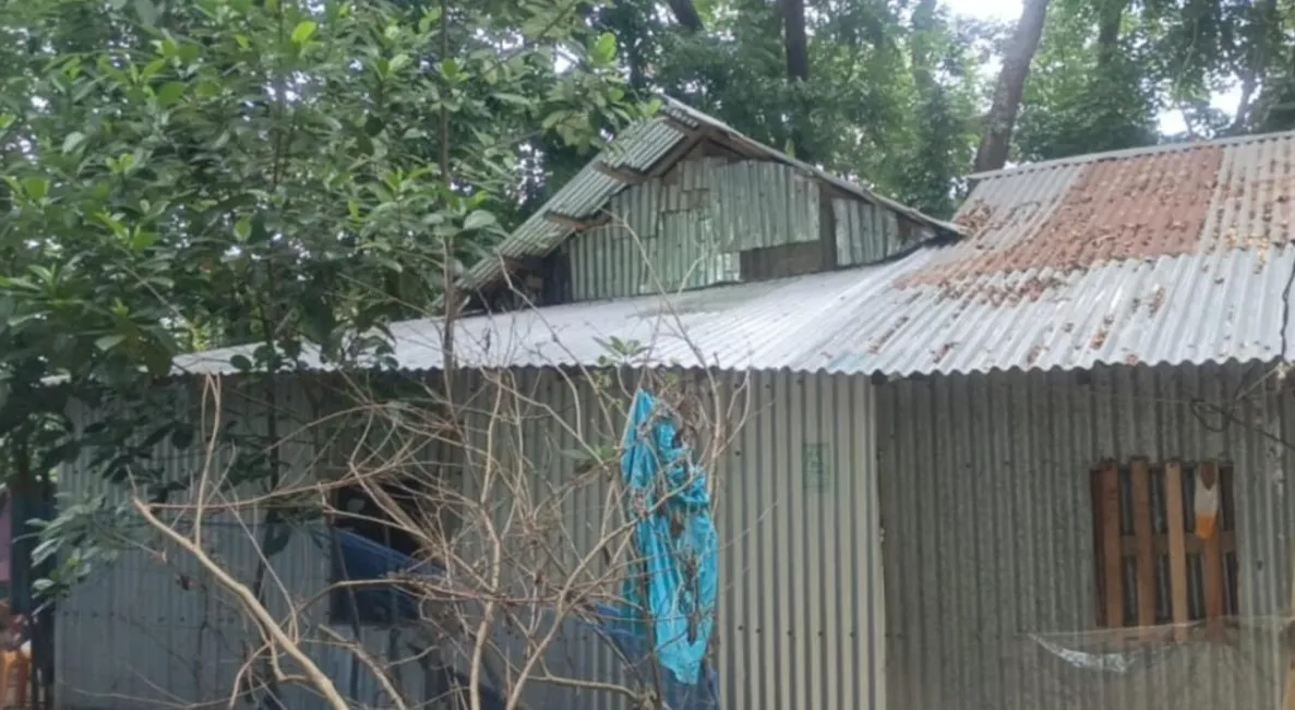 দুমকিতে আদালতের স্থগিতাদেশ অমান্যের অভিযোগ, বিরোধীয় জমিতে ঘর নির্মাণ নিয়ে উত্তেজনা